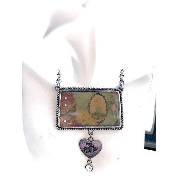 CLASSIC CINDERELLA/SNOW WHITE/PRINCESS Woman Pendant Necklace with charm - Picture 1 of 3